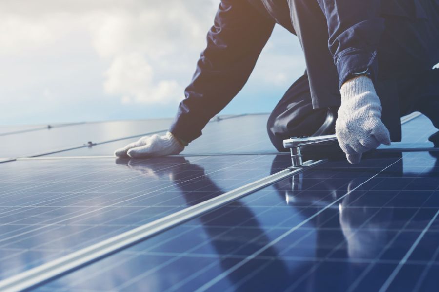 Technicien installant un panneau photovoltaïque
