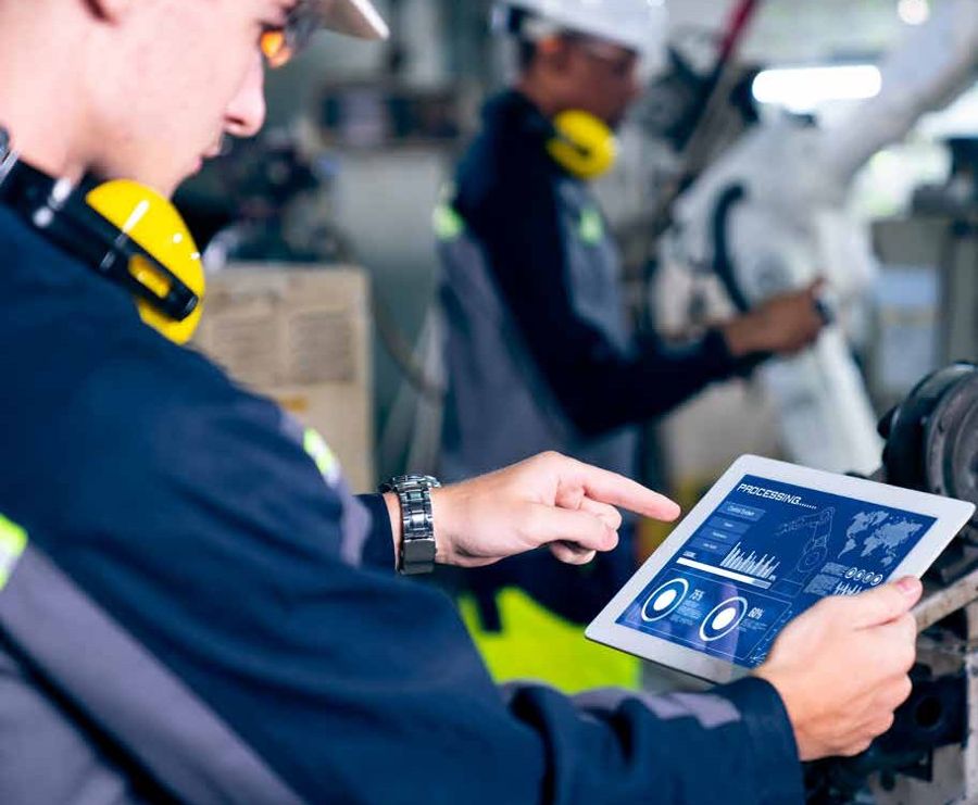 Ingénieur Beon Energy analysant les données de production sur tablette en usine